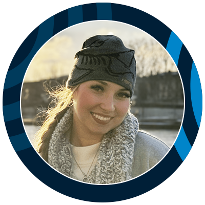 Smiling young woman wearing a toque and scarf