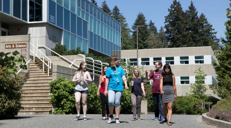 New VIU students walking through the Nanaimo campus