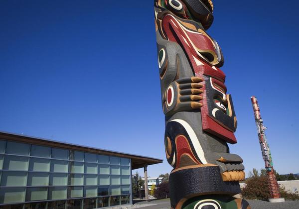 Photo of totem pole on VIU campus